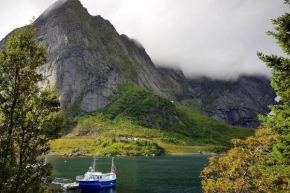 Cozy House By The Fjord In The Heart Of Lofoten